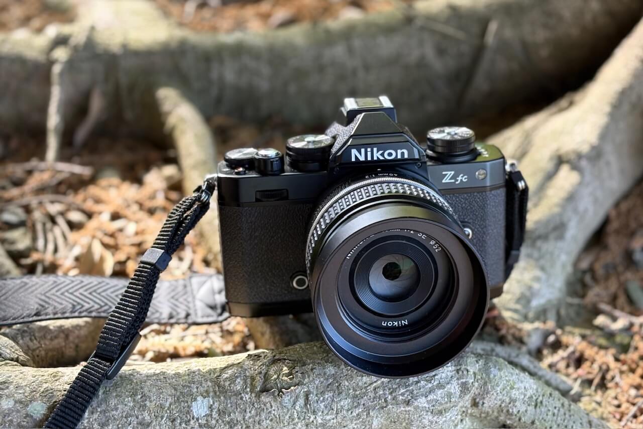 発表から4年、まったく古くならないNikon Z fcの存在感。｜記憶カメラ