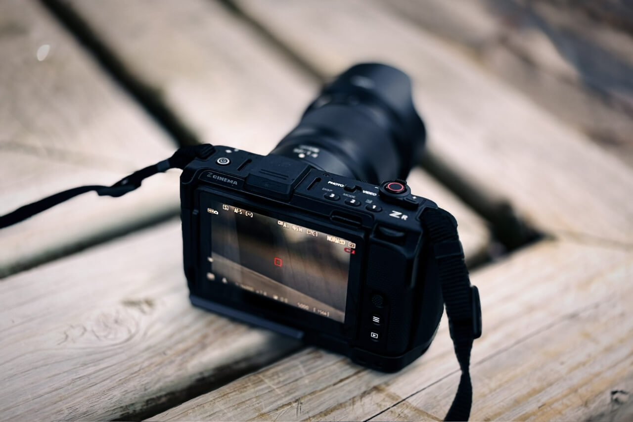 ファインダーがないことを、そのぶん「自由」なカメラだと考える