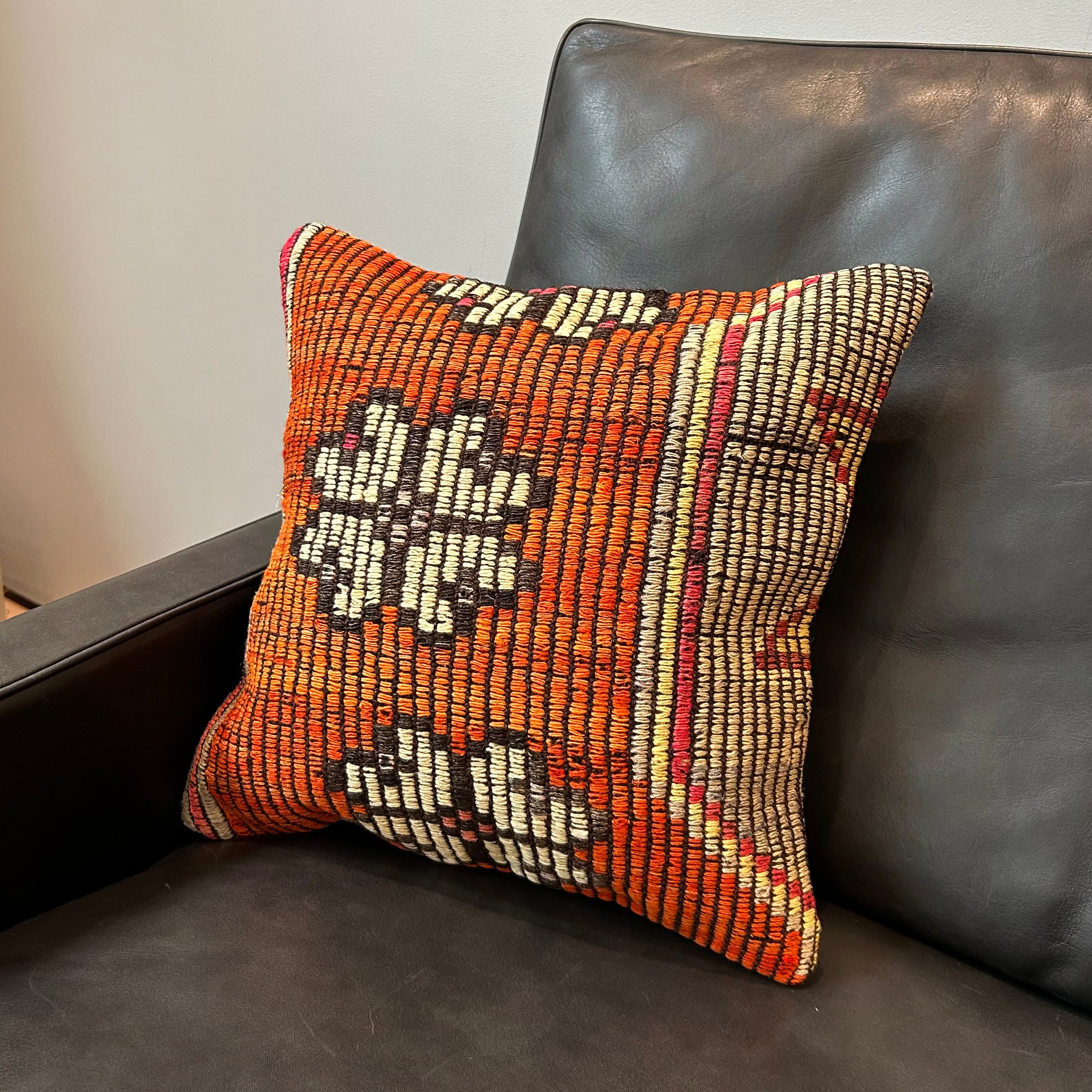 オールドキリム キリムクッションカバー 35×35㎝ (C-11196) – キリム屋