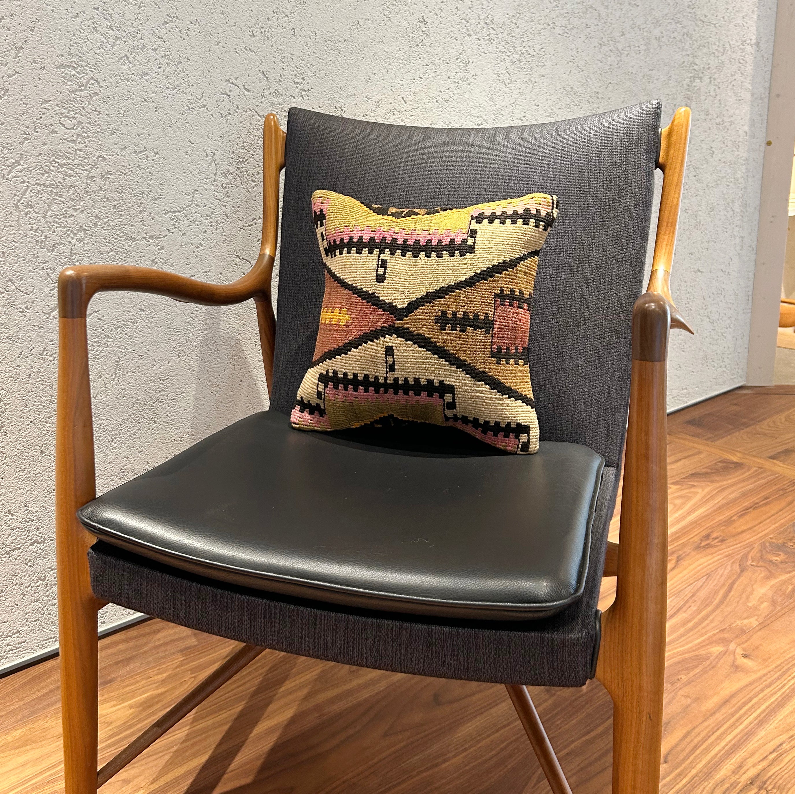 オールドキリム キリムクッションカバー 35×35㎝ (C-14418) – キリム屋