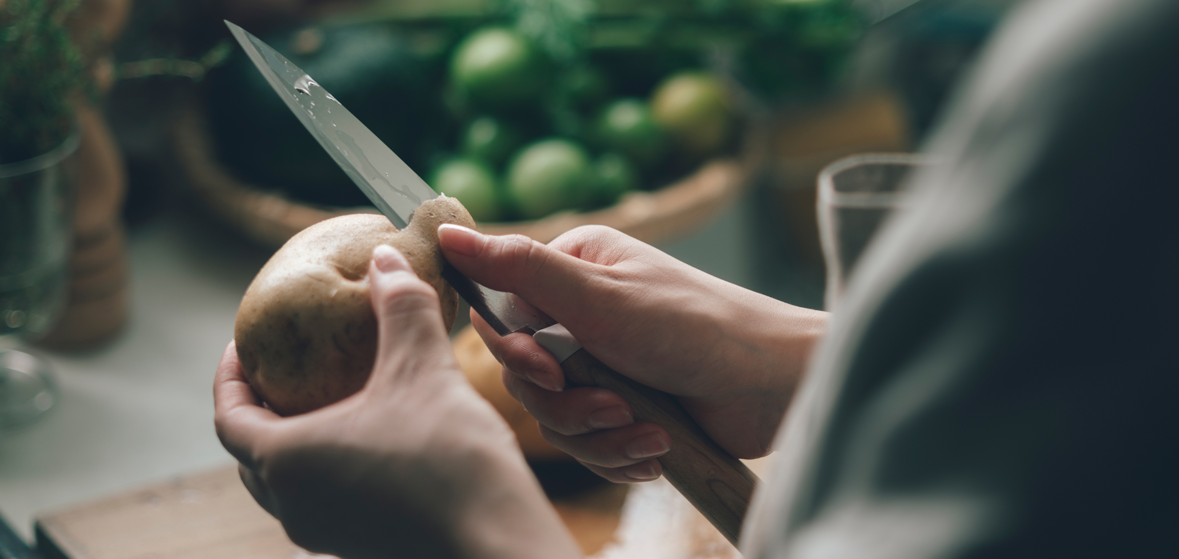 料理人が驚いた「おいしい切れ味」を、ご家庭でも使いやすい三徳包丁で。