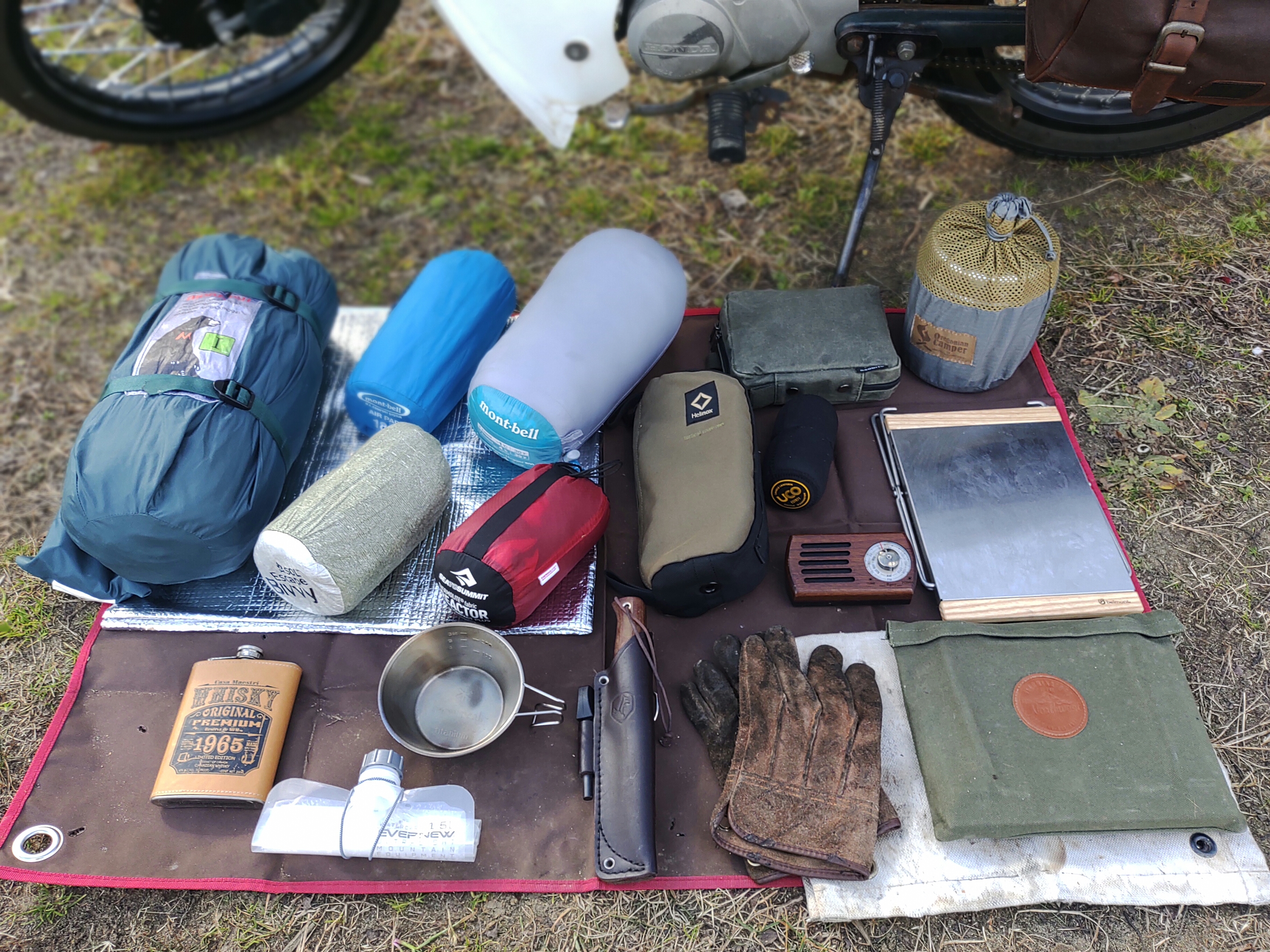 8年かけてミニマム化】バイクで行くソロキャンプ道具一式 | Kiraku