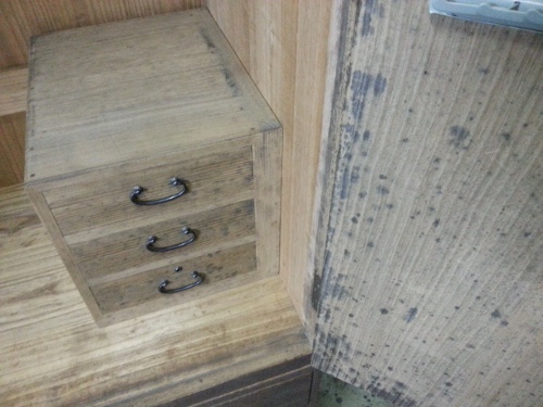 桐たんすにカビ！ | 桐たんすの修理、古い家具の塗り直し、手作り家具