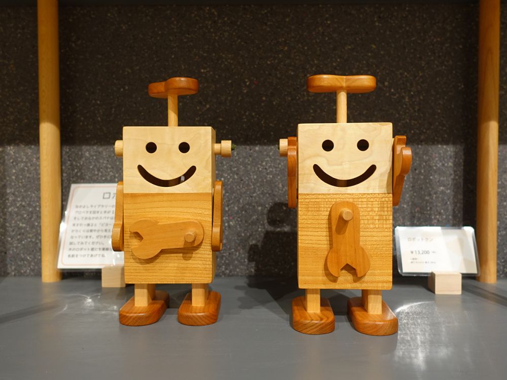 手でさわって楽しめる！ なかよしライブラリーの木のおもちゃは子ども