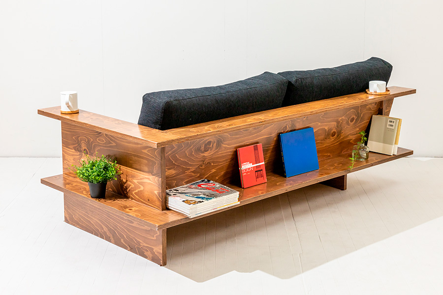 国産東濃檜層材を使った木製のソファ