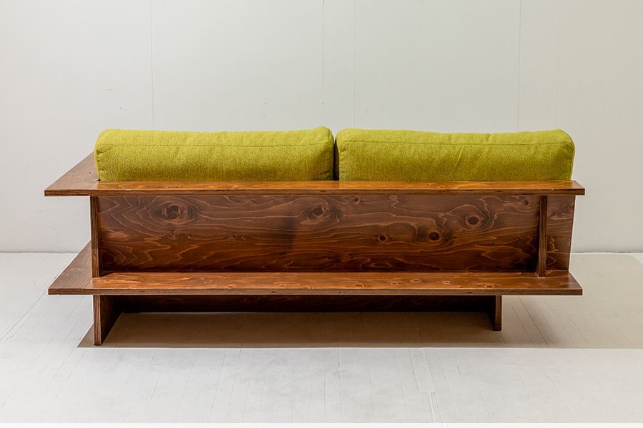 国産東濃檜層材を使った木製のソファ