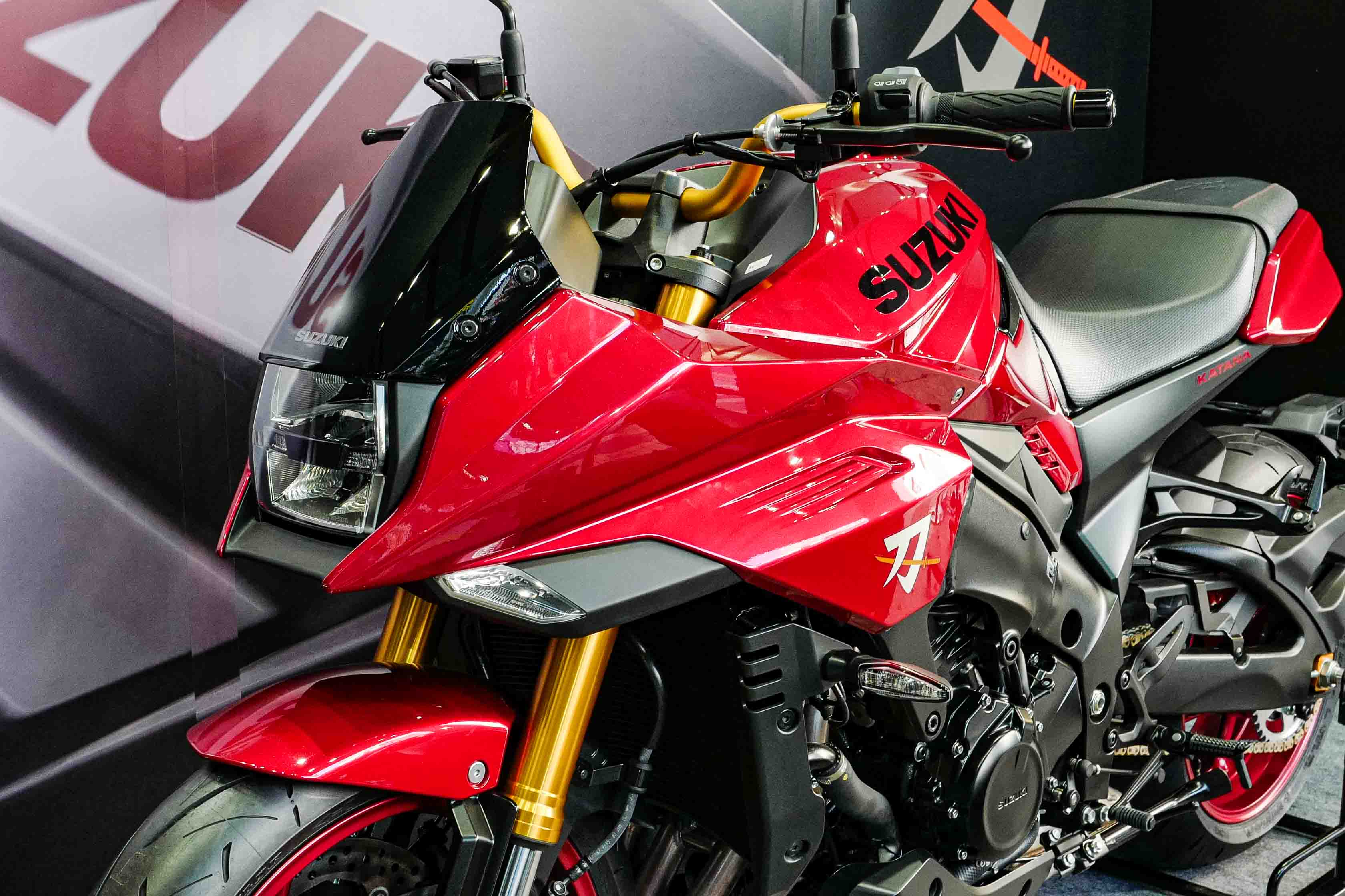 実車写真で見る】スズキ 赤カタナ(KATANA)特別色「キャンディ