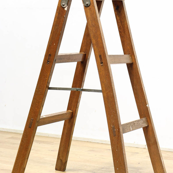 ペンキの跡が残るレトロ感溢れる木製の脚立 DC5508 – 古福庵
