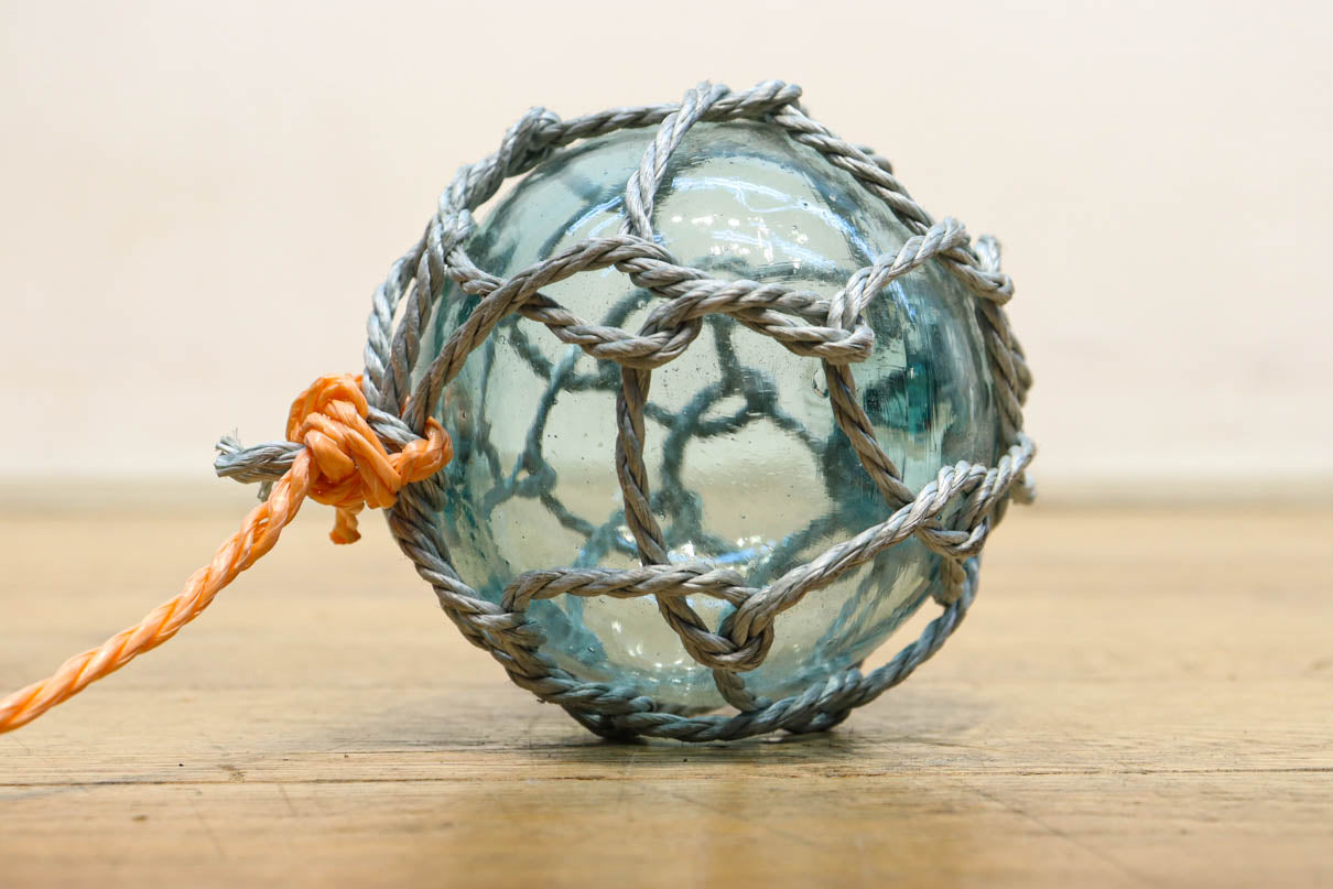 和ガラスの色味が風情ある網付き浮き玉 DC4641 在庫11個 – 古福庵