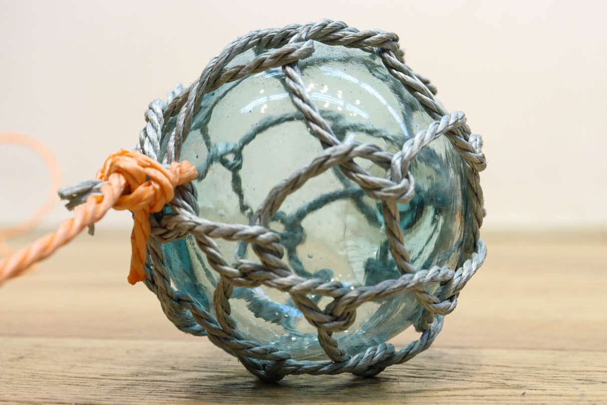 和ガラスの色味が風情ある網付き浮き玉 DC4641 在庫11個 – 古福庵