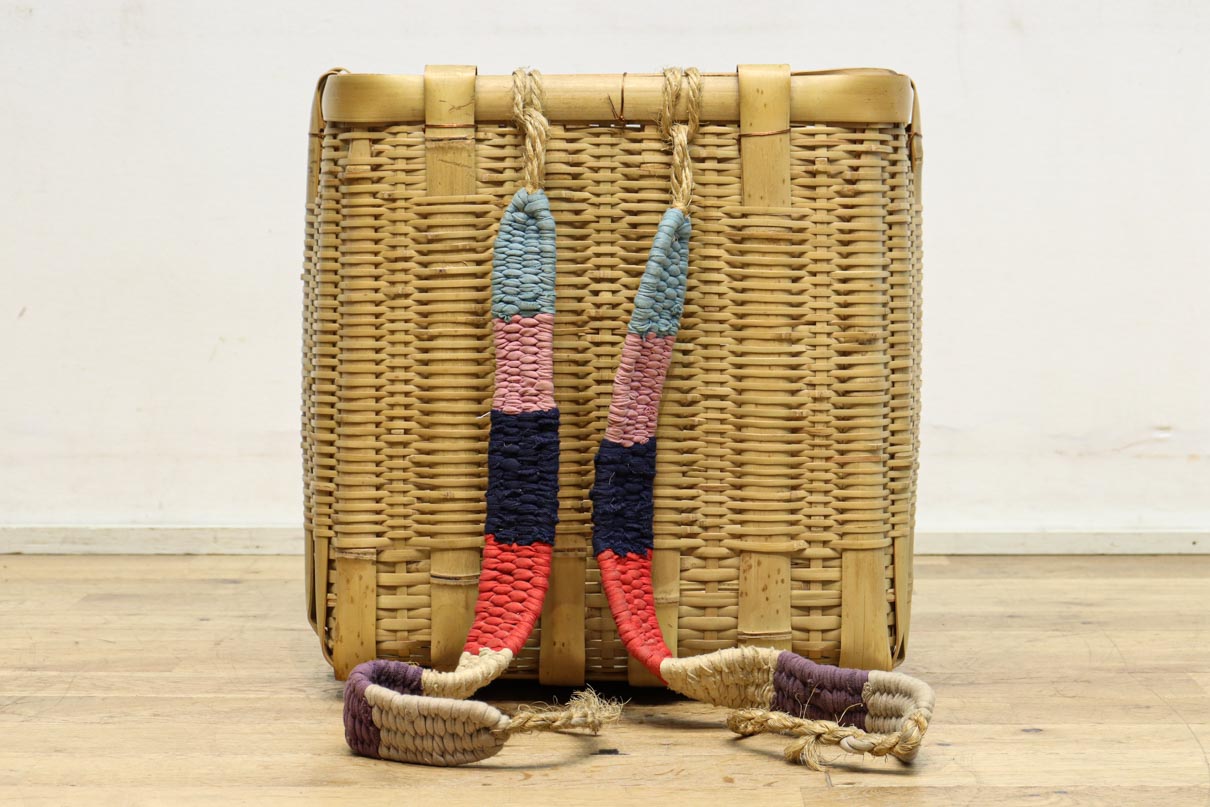 カラフルな背負い紐が可愛らしい大きな竹カゴ DC5565 – 古福庵