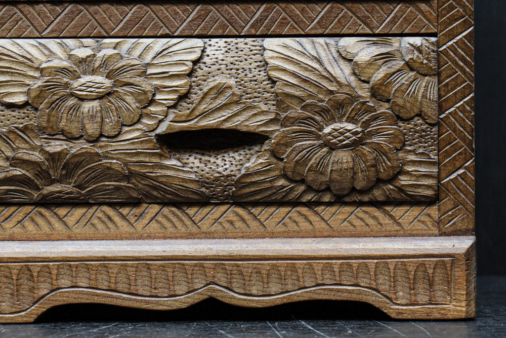 美しい花々が描かれる日光彫の小引き出し DC7967 – 古福庵 [ KOFUKUAN