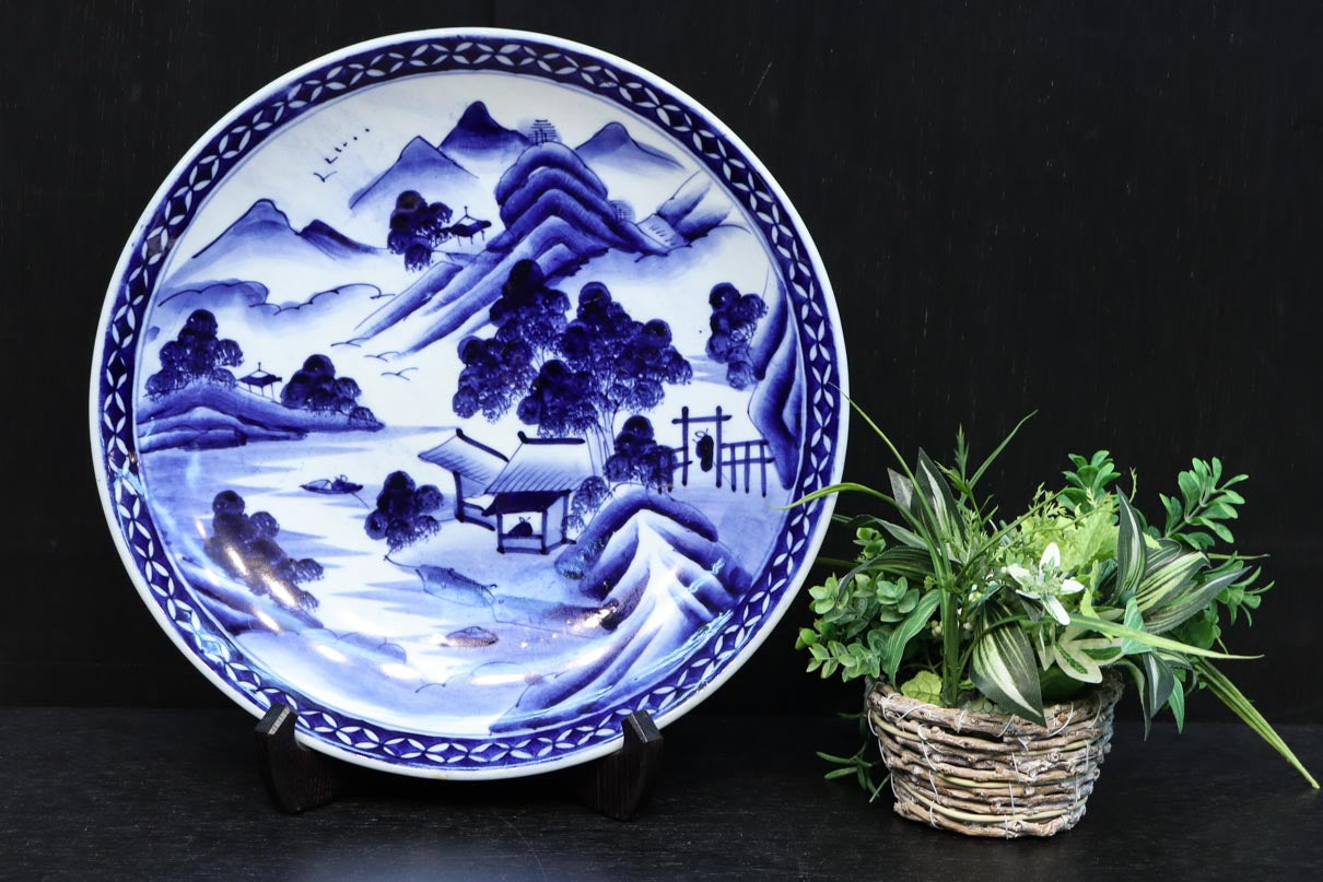 深みのある藍色の染付で山水図を描いた古伊万里焼の大皿 DC8930 – 古福
