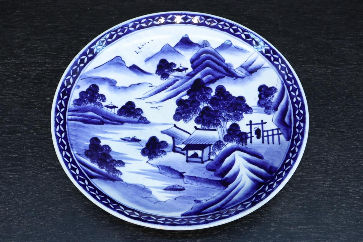 深みのある藍色の染付で山水図を描いた古伊万里焼の大皿 DC8930 – 古福