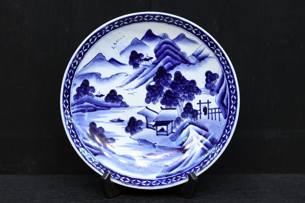 深みのある藍色の染付で山水図を描いた古伊万里焼の大皿 DC8930 – 古福