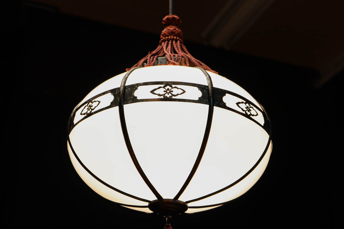 昭和レトロ！！菊菱装飾金具が目を引く雪洞型の電笠 DC8001a – 古福庵