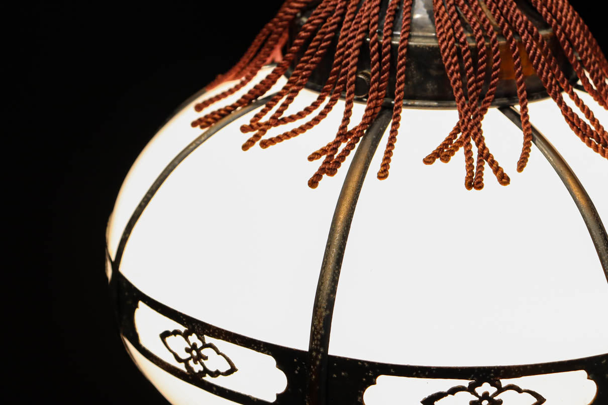 昭和レトロ！！菊菱装飾金具が目を引く雪洞型の電笠 DC8001a – 古福庵