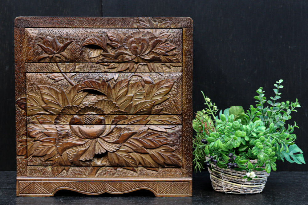 迫力ある花模様が素晴らしい日光彫の小引き出し DC8113 – 古福庵