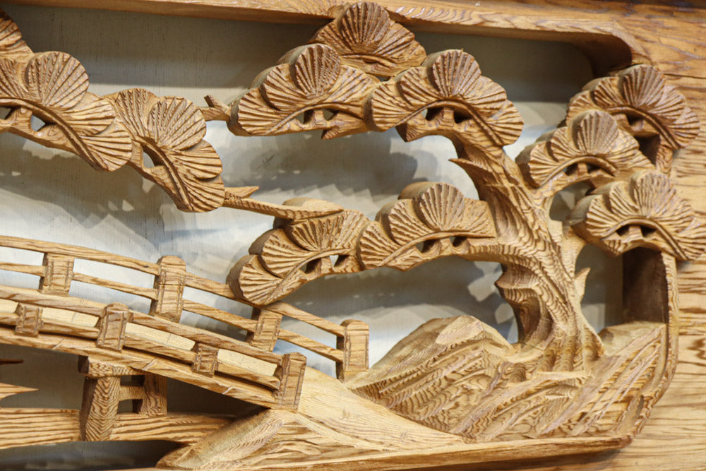 幅2150ミリ!! 立体感のある風景を描いた深掘り長尺彫刻欄間 EZ2514a