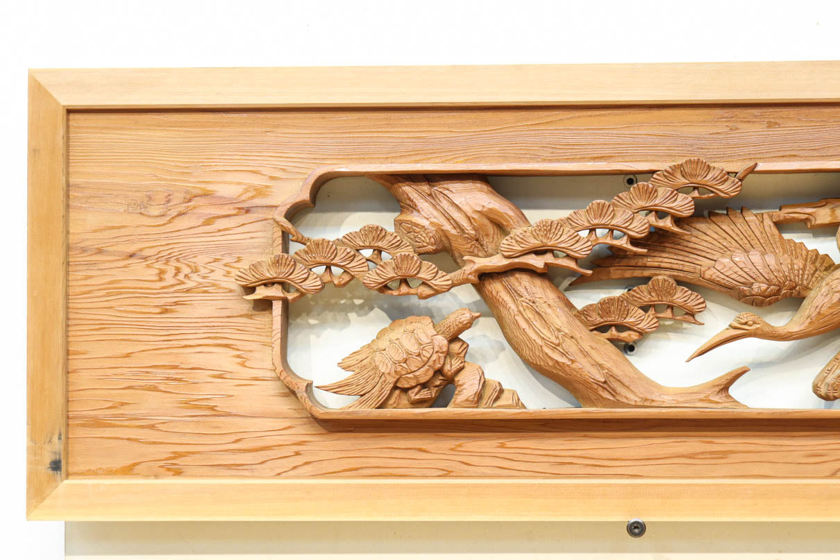 優しく温かみある色彩で鶴と松の彫刻装飾が映える深彫り彫刻欄間