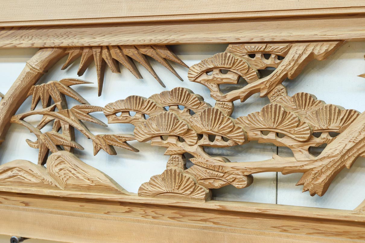 迫力ある松竹梅の絵柄を見事に描いた深掘彫刻欄間 EZ2867ab 在庫(a:1 b