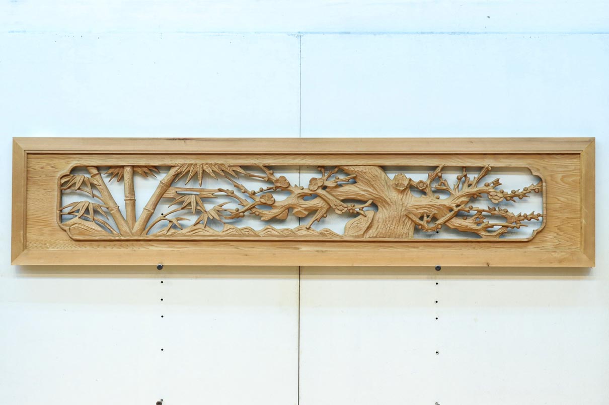 迫力ある松竹梅の絵柄を見事に描いた深掘彫刻欄間 EZ2867ab 在庫(a:1 b