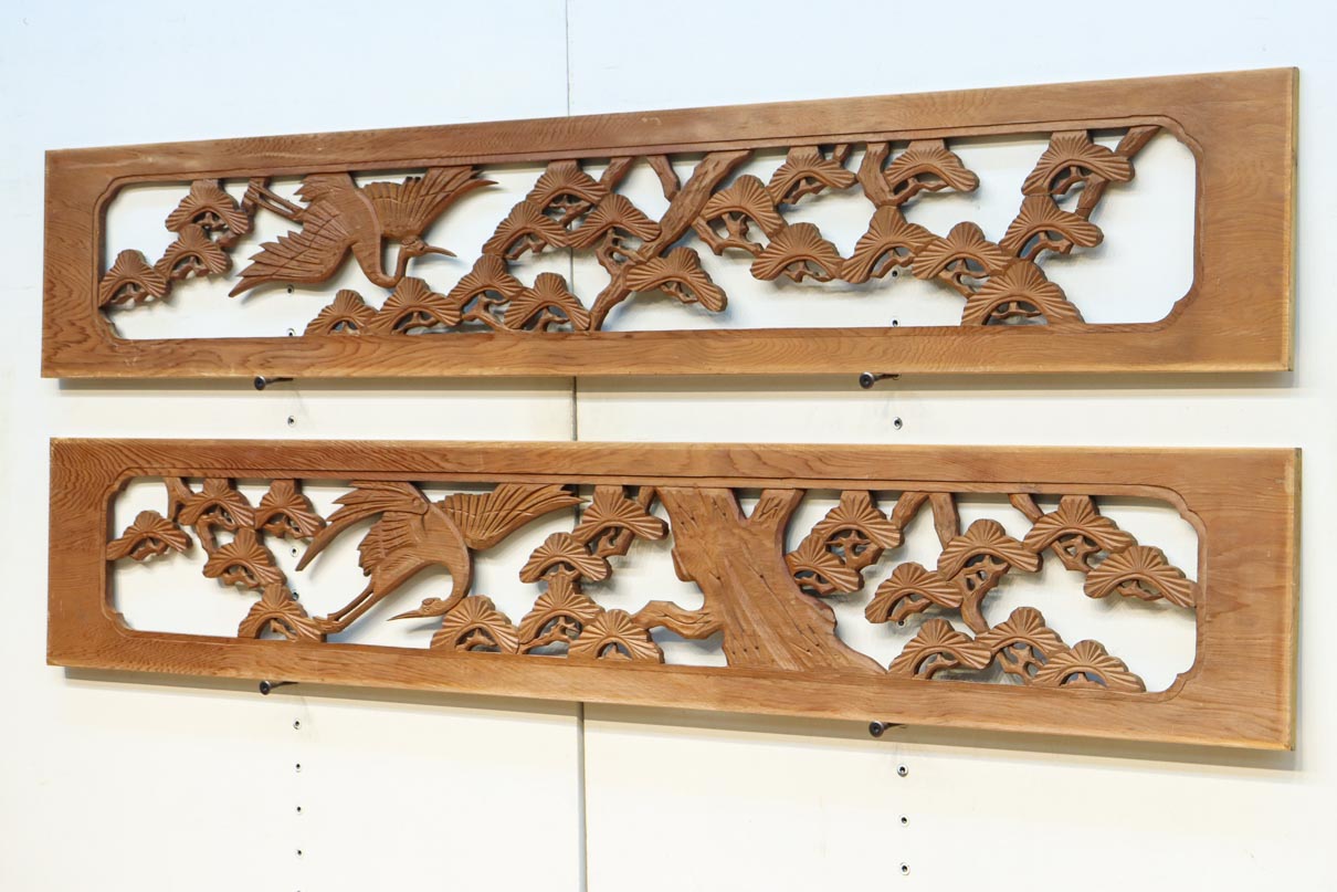 松の周りを舞う鶴の姿を細やかに描いた彫刻欄間素材 EZ2885ab 在庫(a:1