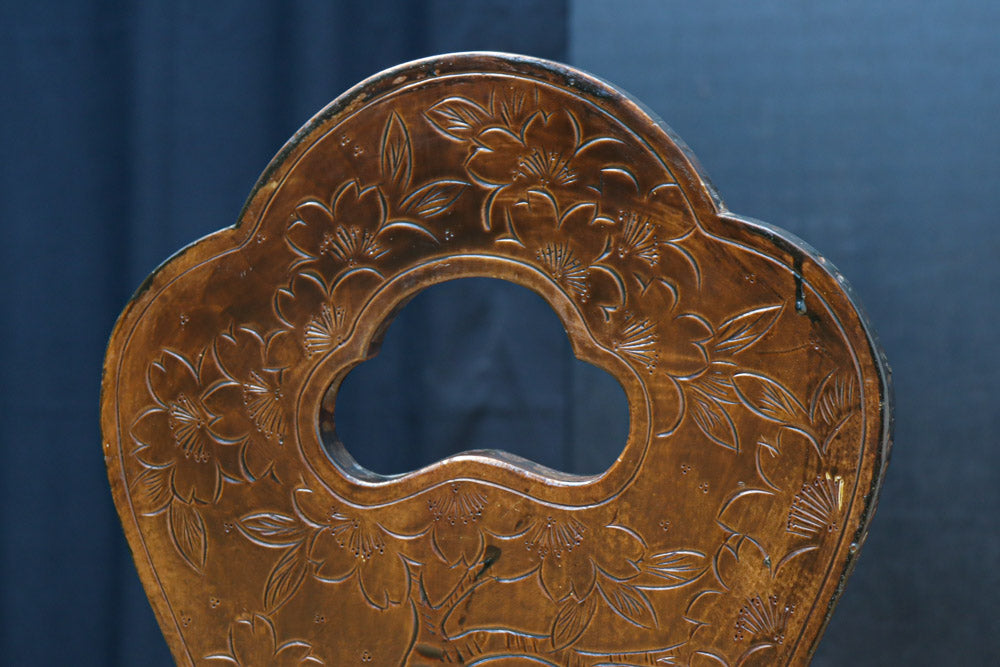 軽井沢彫の桜彫刻が華を添える猫脚で優美なイス DC8640 – 古福庵