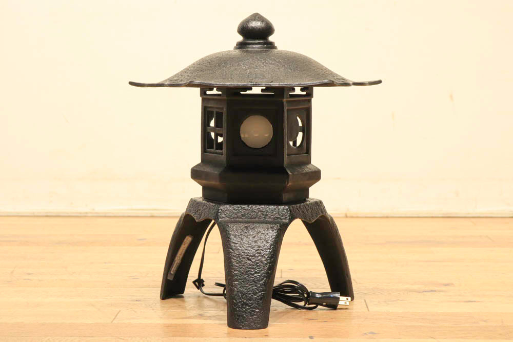 上品なデザインで風情のある鉄製の灯籠 DC3264 – 古福庵 [ KOFUKUAN