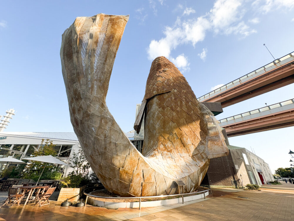 老朽化進むメリケンパークの『フィッシュダンス』は今後どうなる