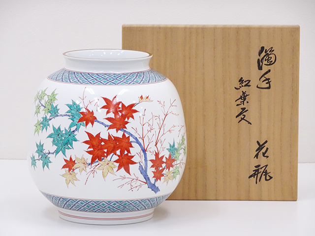 十四代酒井田柿右衛門作 濁手紅葉文花瓶【酒井田柿右衛門作】について