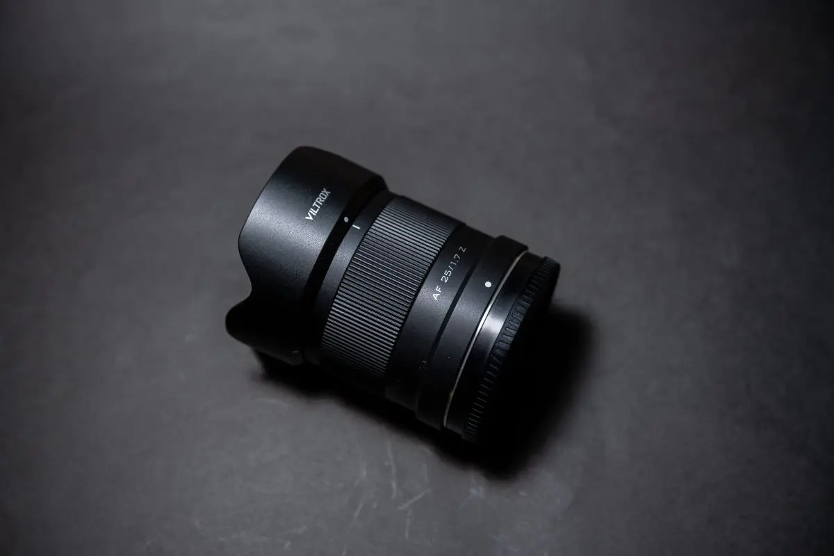 街歩きスナップにぴったりの単焦点AFレンズ「VILTROX AF 25mm F1.7