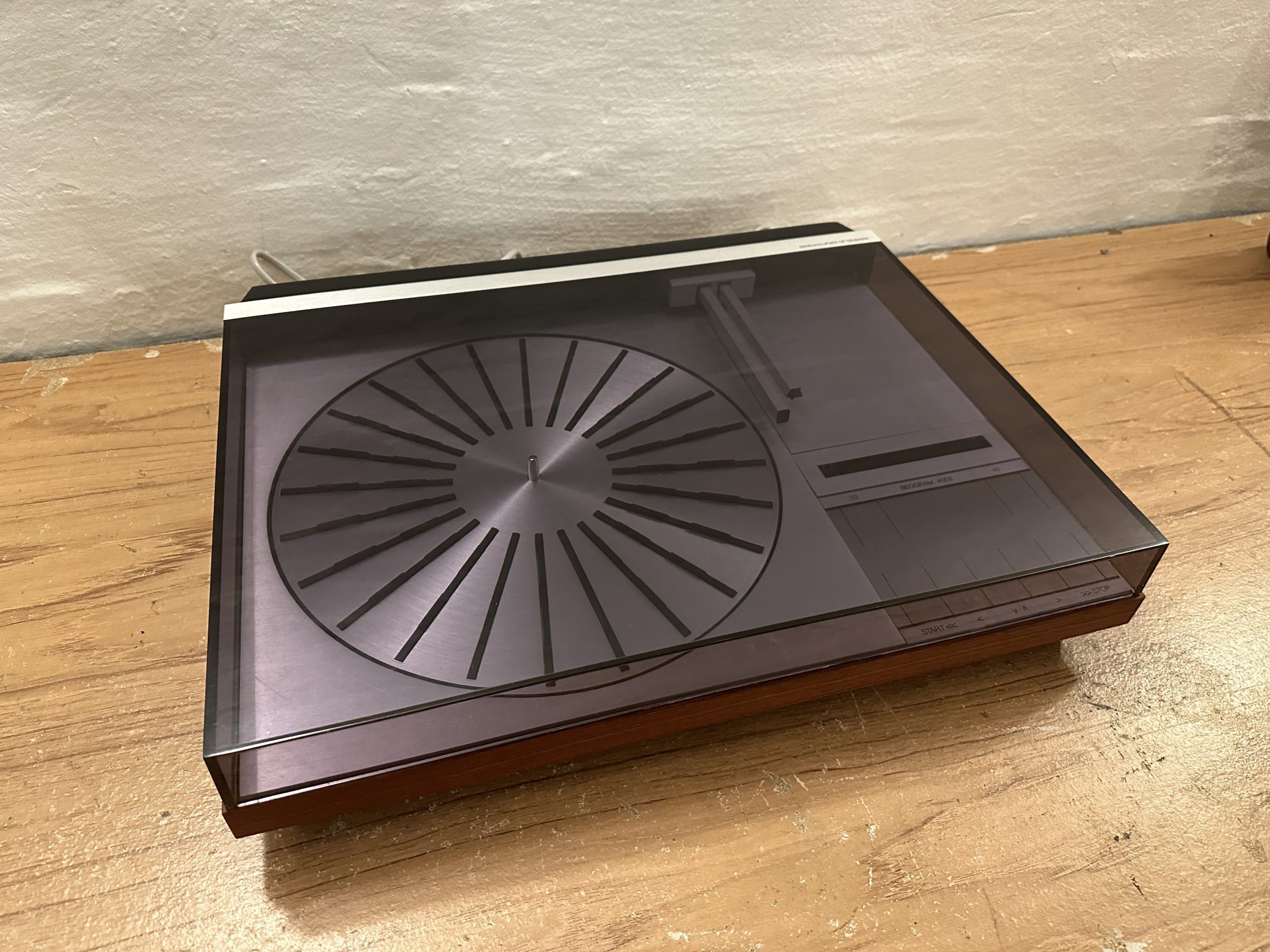 Beosound 3000 Classic Design & Modern Features