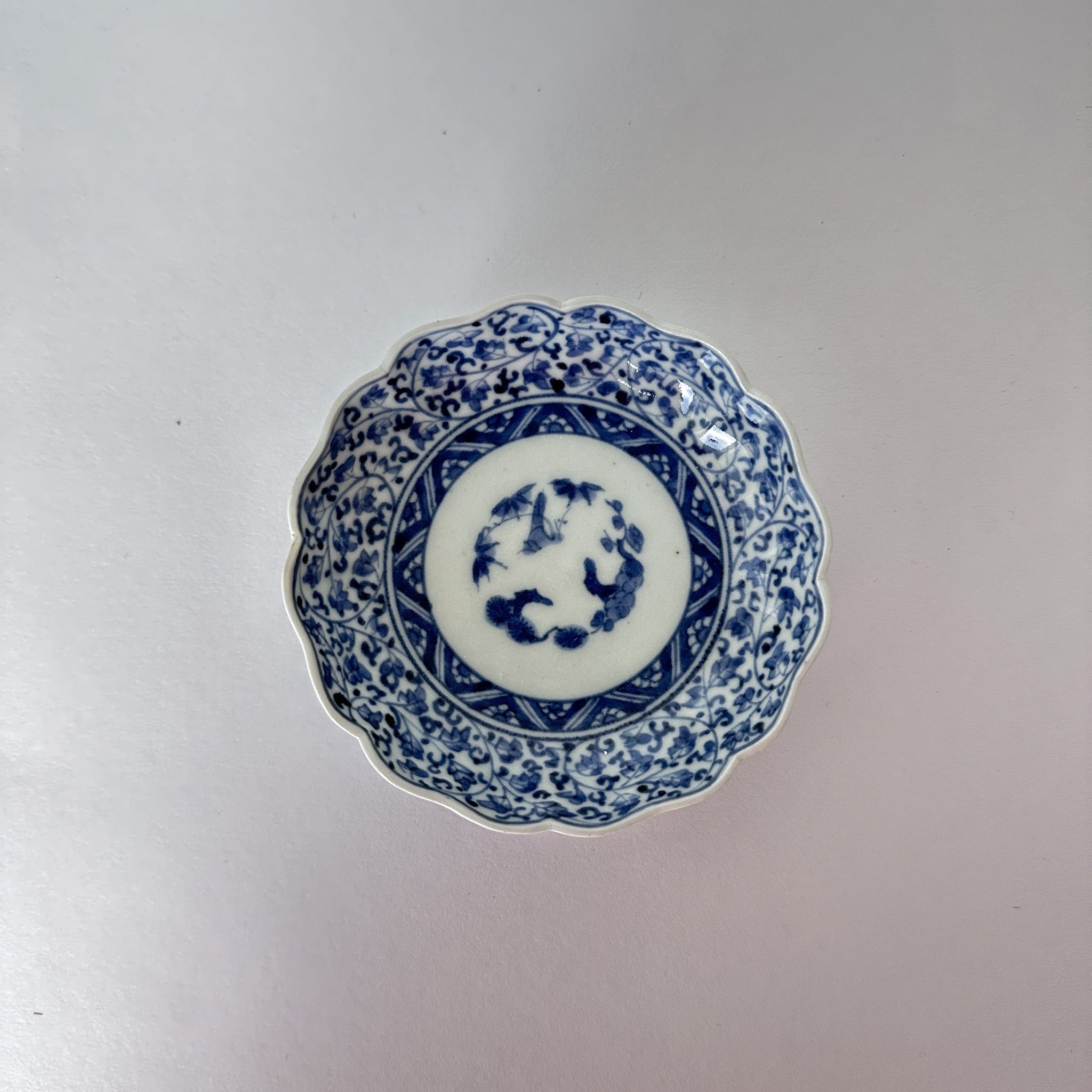 花唐草が映える繊細な古伊万里小皿 – Kotto Shop