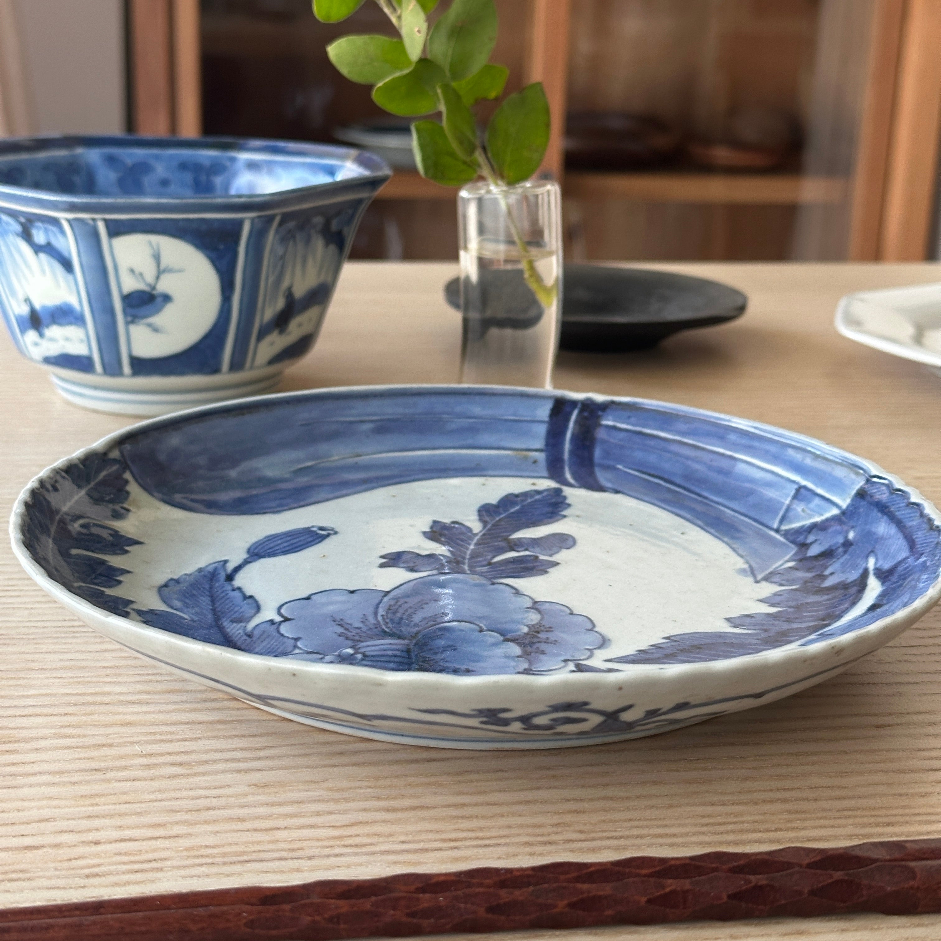 静かに藍の花咲く古伊万里8寸 – Kotto Shop