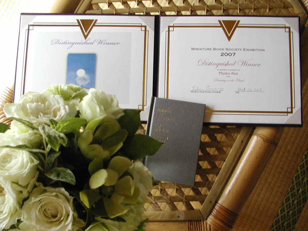 雲捕獲記録 Dancing on the Cloud」（赤井都の豆本）