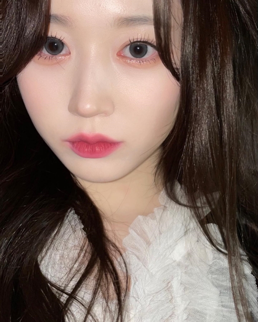 NMIXX」ヘウォン、100枚撮影して2枚選んだという自撮り…「職人の結果物