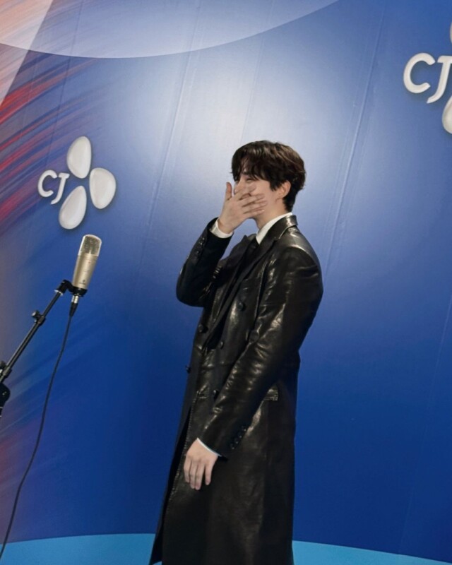 2PM」ジュノ、ロングレザージャケットを着てもキュートになれる魅力の