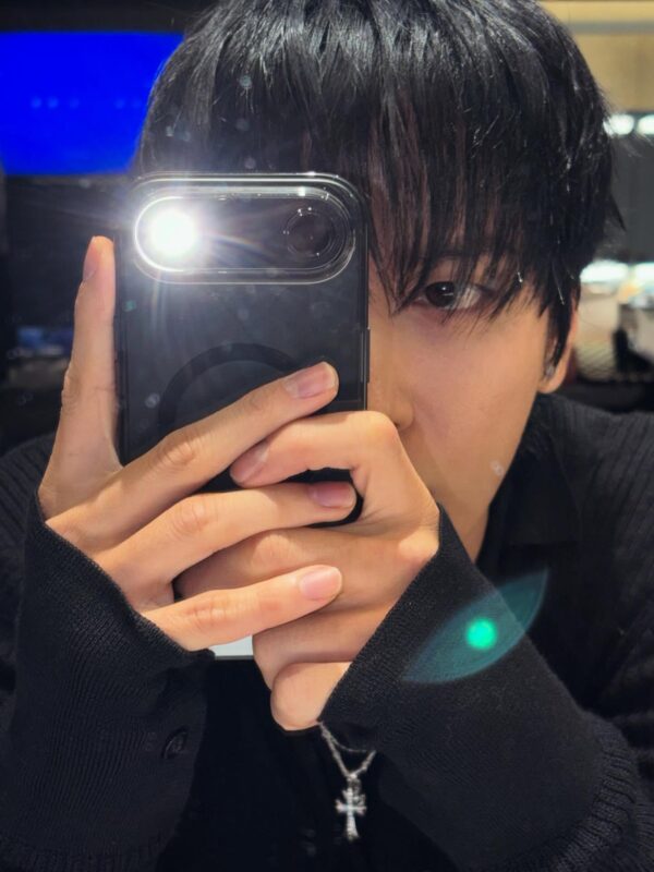 CNBLUE」ジョン・ヨンファ、強烈な眼差しのセルカ公開…王子さまのよう