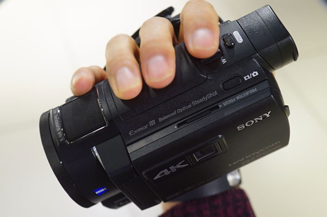 かなりコンパクトにまとまった4Kハンディカム「FDR-AXP35」を触った