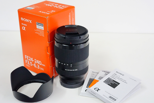 広角24mmから望遠240mm（APS-C360mm）までカバーする高倍率ズーム