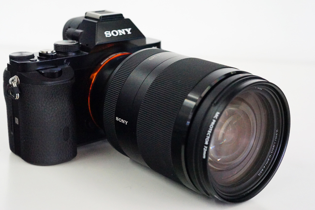 広角24mmから望遠240mm（APS-C360mm）までカバーする高倍率ズーム