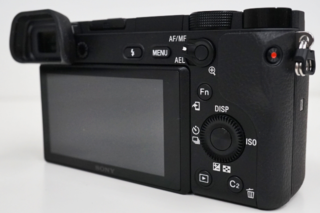 ミラーレス一眼カメラ「α6300」の外観レビューと、細かく進化した機能
