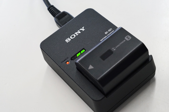 α7 IV「ILCE-7M4」を開封して付属品をチェック。本体充電はUSB PDに