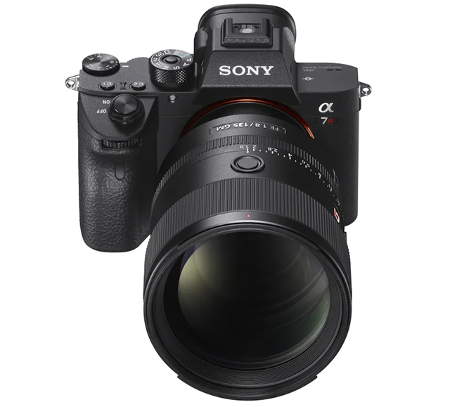 最小焦点距離 0.7m 最大倍率0.25x 、高い解像力ととろけるようなボケ味