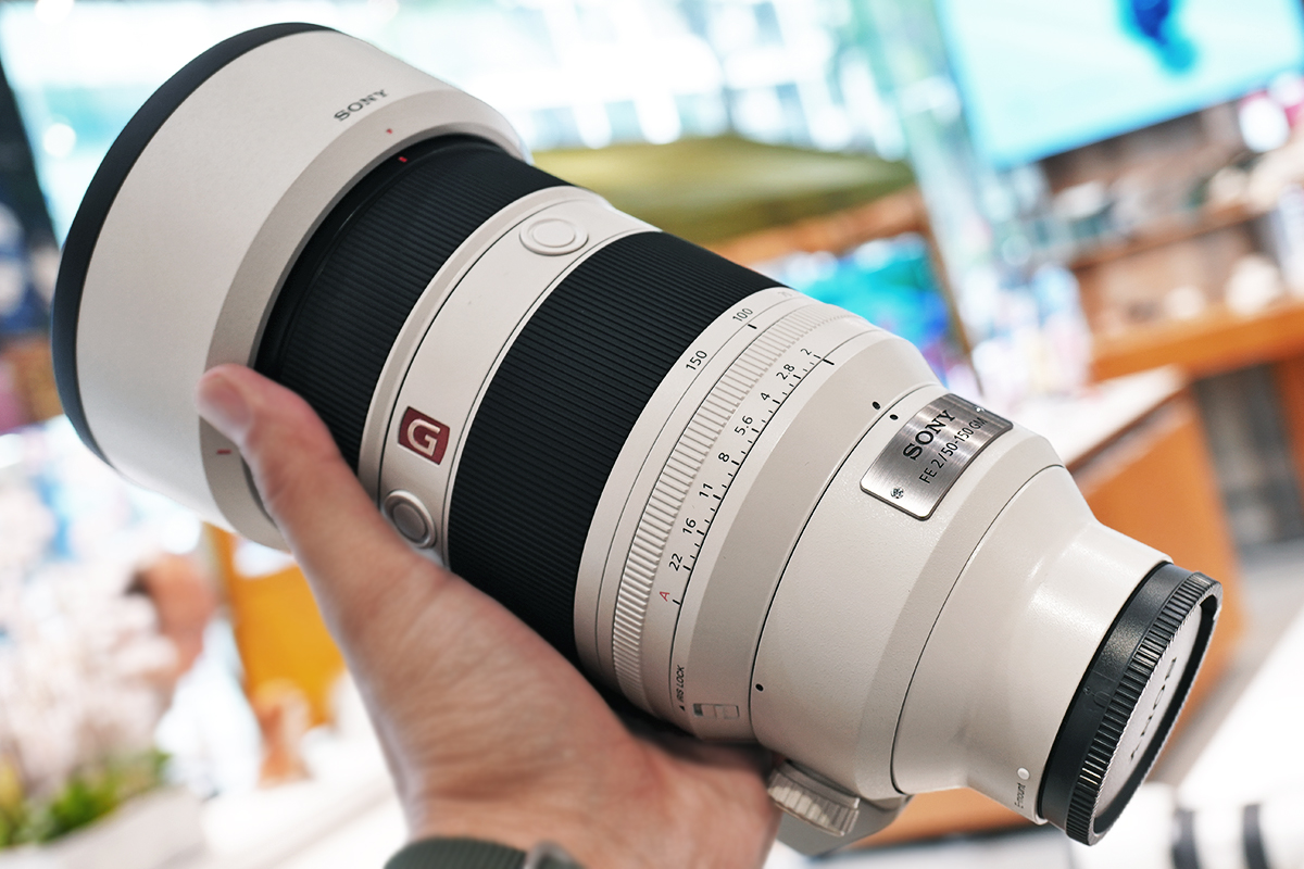 50mmから150mm までズーム全域で開放F値2 の大口径望遠ズームレンズ FE