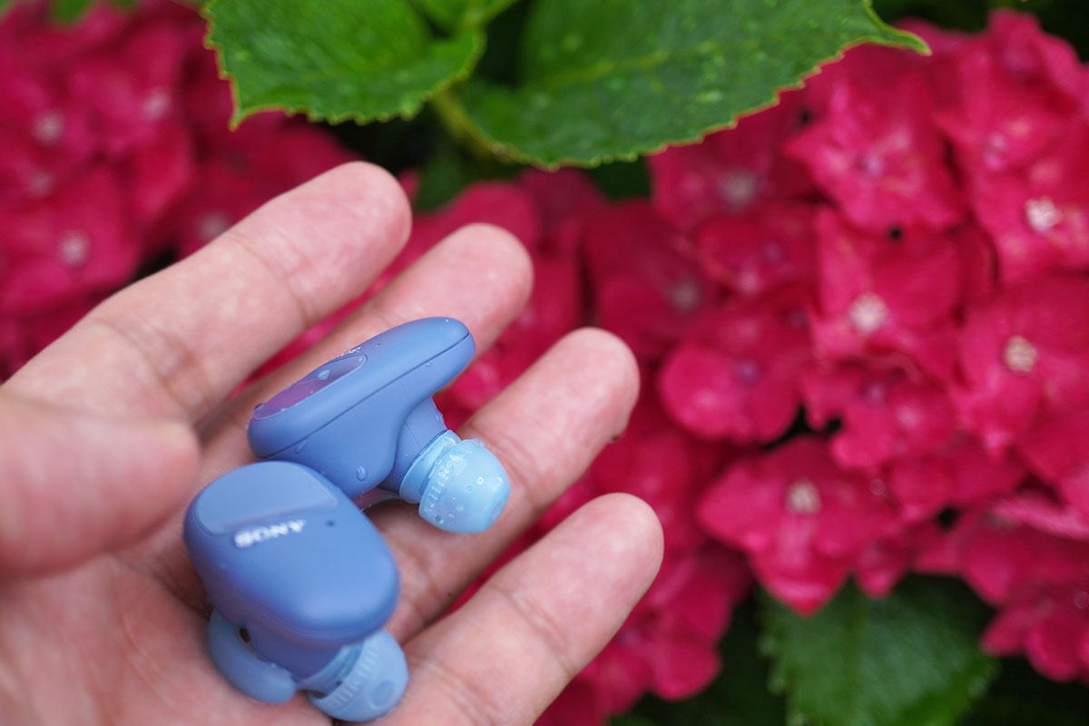 完全ワイヤレスヘッドセットに、ノイズキャンセリング機能と防水防塵