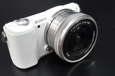 小さくて軽いデジタル一眼カメラ”α5100”、外観レビュー。 - ソニーが