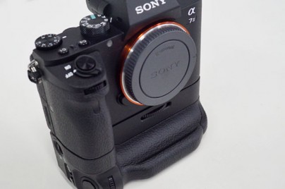 かなり使い勝手の良いα7Ⅱと縦位置グリップの組み合わせ。 - ソニーが