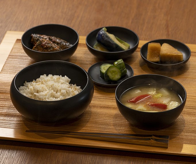 有田焼」窯元との共同製作による磁器製「応量器」。 好評につき、新た